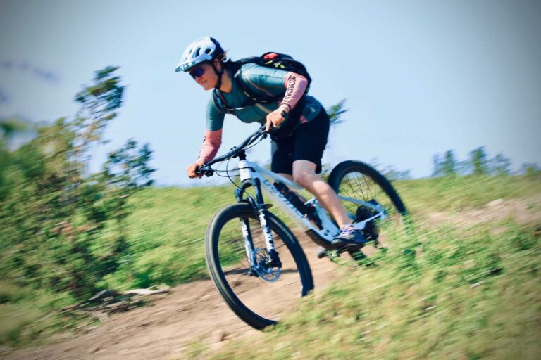 Maastopyöräilijä ajaa alamäkeä