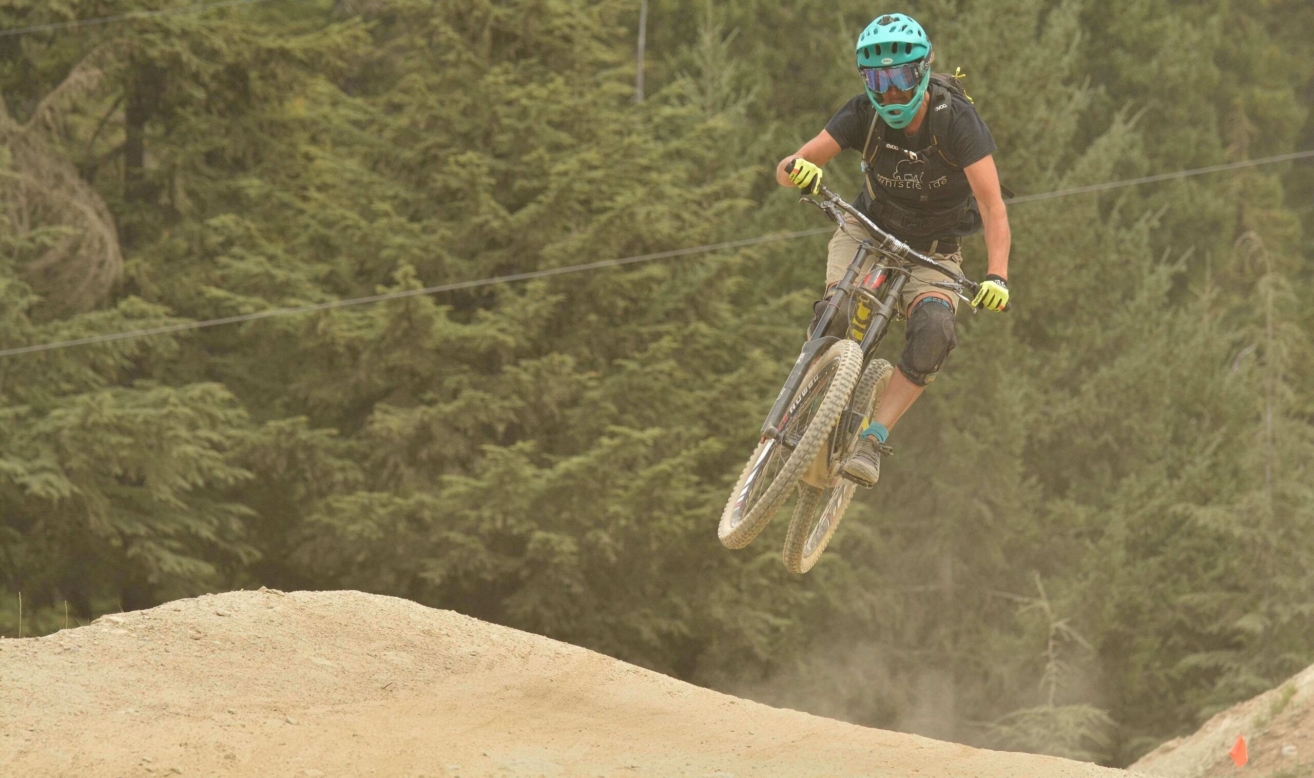 Maastopyöräilijä hyppää pyörällä, kuvan päällä teksti: Maastopyöräily